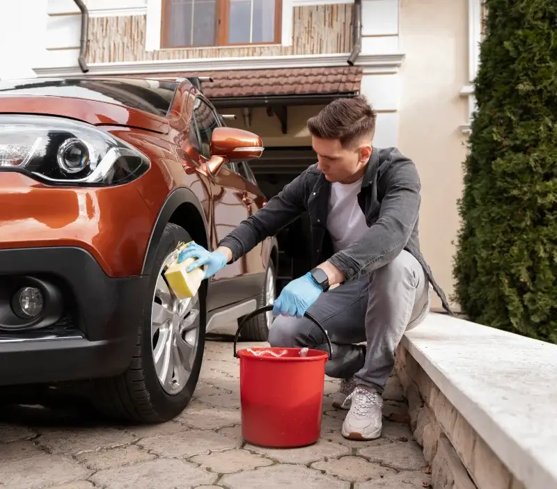 Lavage auto à domicile Penne-d'Agenais : professionnel intervenant sur un véhicule
